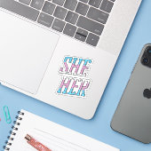 Trans Pronouns haar Sticker (Laptop met iPhone)