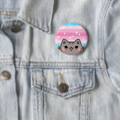 Trans Vrouwelijke LGBT Pride Flag Cat Button (In situ)