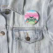 Trans Vrouwelijke LGBT Pride Flag Frog Button (In situ)