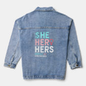 Transexueel, haar haar hoofd speelt een brug tusse denim jacket (Achterkant)