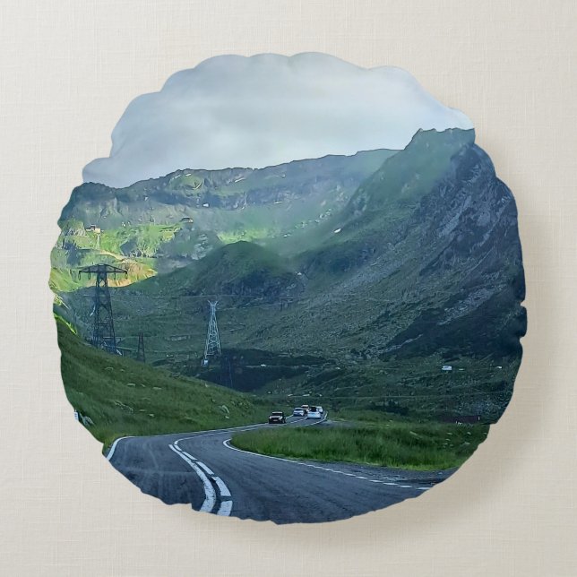 Transfagarasan Weg – Carpathische Bergprint Rond Kussen (Voorkant)