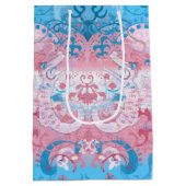 Transgender Dragon Damask - Trans Pride Flag Kleur Medium Cadeauzakje (Achterkant)