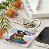 Transgender heks in regenboogvlag kleding sleutelhanger (Voorkant Rechts)