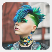 Transgender Persoon met Blauwe en Groene Mohawk
