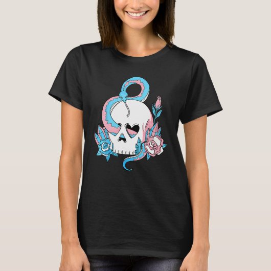 Transgender Pride Trans Flag Skull Snakes Roses Su T-shirt (Voorkant)