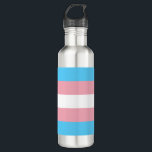 Transgender Pride vlag Waterfles<br><div class="desc">Dit ontwerp omvat de Transgender Pride Flag, die bedoeld is om transseksuele gemeenschappen, organisaties en individuen over de hele wereld te vertegenwoordigen. Het is ontworpen door Monica Helms, een transgenderactivist, auteur en veteraan van de Amerikaanse marine. Ze beschrijft de vlag als volgt: "De strepen boven en onder zijn lichtblauw, de...</div>