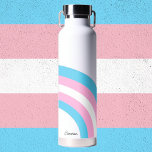 Transgender Rainbow Pride Flag Persoonlijke naam Waterfles<br><div class="desc">Een prachtig gepersonaliseerd transgendercadeau voor een LGBTQ-vriend met de  kleuren van de trans-vlag die in een blauwe,  roze en witte regenboog zijn gevormd. Monogram dit mooie waterflesje.</div>