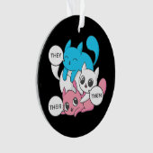 Transkatten gebruiken hun voornaamwoorden transgen ornament (voorkant)