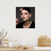 Transwoman die haar make-up poster afwerkt (Keuken)