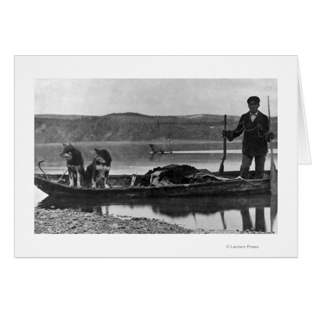 Trapper in Canoe met huiden en honden Alaska (Voorkant Horizontaal)