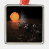 Trappist-1's zeven planeten in een baan rond de st metalen ornament (Voorkant)