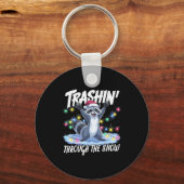 Trashin' Through The Snow Funny Christmas Raccoon  Sleutelhanger (Voorkant)