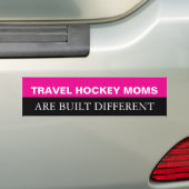 Travel Hockey Moms zijn anders gebouwd Bumpersticker (Op auto)