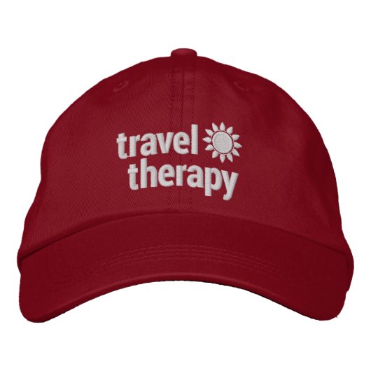 Travel Therapy Baseball Hat | Rood Geborduurde Pet (Voorkant)