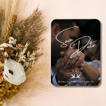 Travel Wedding Vliegtuig Hart Modern Save the Date Magneet<br><div class="desc">Kondig uw speciale trouwdag in elegante stijl aan met dit reisthema Save the Date-magneet, met aanpasbare foto-uploadoptie, zodat u uw favoriete moment kunt laten zien en de magneet kunt personaliseren. Het ontwerp draait om een eenvoudig wit afbeelding van twee vliegtuigen die een hart vormen, wat symbool staat voor jullie reis...</div>