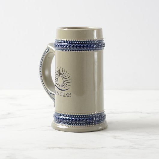 Traveluxe Logo Stein Bierpul (Voorkant links)