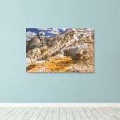 Travertijn terrassen bij Mammoth Hot Springs, Geel Canvas Afdruk (Insitu (Houten vloer))