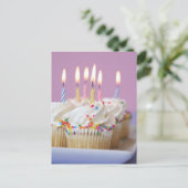 Tray van verjaardagskopjes met kaarsen briefkaart (Staand voorkant)