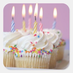 Tray van verjaardagskopjes met kaarsen vierkante sticker