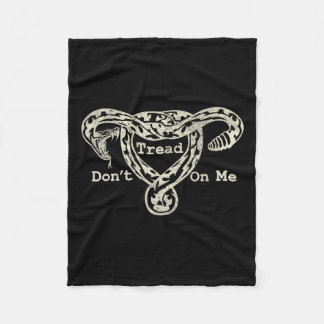 Tread On Me Uterus Snake Pro Roe Feminist Fleece Deken