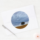 Tree in an empty field ronde sticker (Envelop)