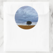 Tree in an empty field ronde sticker (Tas)