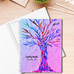 Tree of Life Rainbow Colours Custom Planner<br><div class="desc">Deze unieke Planner is versierd met een regenboogkleurige Tree of Life mozaïek op een roze en paarse achtergrond. Het oorspronkelijke ontwerp werd gemaakt met behulp van kleine stukjes helder gekleurd glas. Pas het aan met jouw naam en jaar. Origineel mozaïek © Michele Davies.</div>