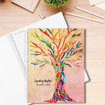 Tree of Life regenboogkleuren aangepaste naam Planner<br><div class="desc">Deze bijzondere Planner is versierd met een regenboogkleurige Tree of Life mozaïek op een bleke groene achtergrond. Het oorspronkelijke ontwerp werd gemaakt met behulp van kleine stukjes helder gekleurd glas. Pas het aan met jouw naam en jaar. Origineel mozaïek © Michele Davies.</div>