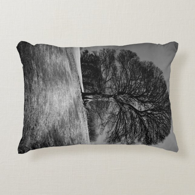 Tree Shaped by the Wind. A lone tree guards a Mend Accent Kussen (Voorkant)