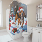 Treeing Walker Coonhound Sneeuw met Kerstmuts Douchegordijn (In situ)