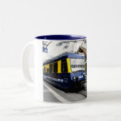trein Berner Oberland bahn in Zwitserland Tweekleurige Koffiemok (Voorkant links)