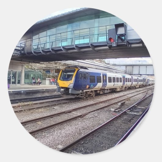 Trein, bij station Sheffield Ronde Sticker (Voorkant)