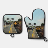 Trein, op de sporen ovenwant & pannenlap set (Voorkant)