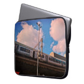 Trein, op het spoor laptop sleeve (Voorkant Links)
