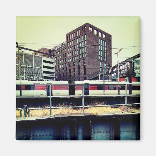 Trein op het station magneet (Voorkant)