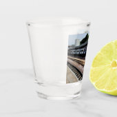 Trein, op het station shot glas (Links)