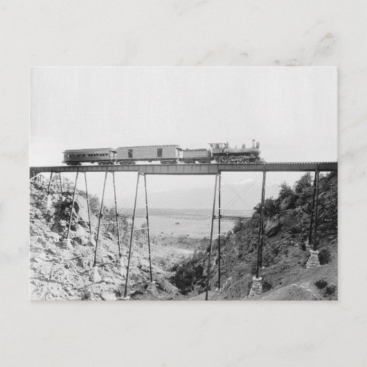Trein steekt hoge brug over, 1890 briefkaart (Voorkant)