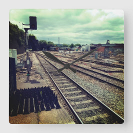 Treinen op het depot vierkante klok