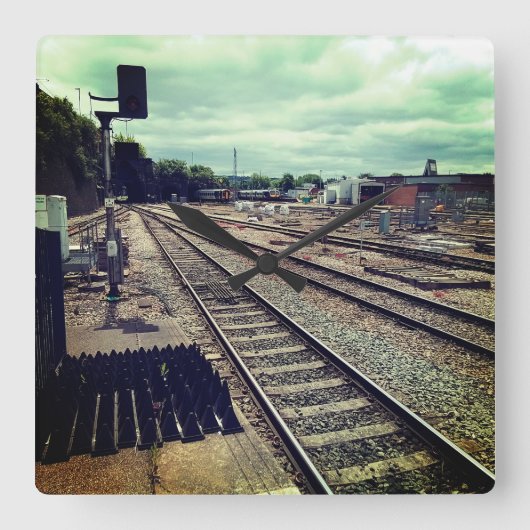 Treinen op het depot vierkante klok (Voorkant)