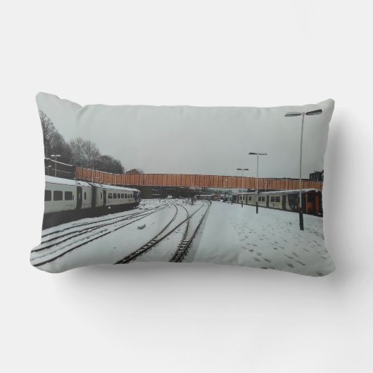 Treinen, op het station buitenkussen (Voorkant)