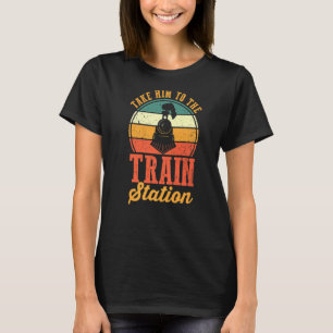 Treinlocomotief brengt hem naar het treinstation t-shirt