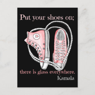 Trek je schoenen aan, er is overal glas in Kamala Briefkaart