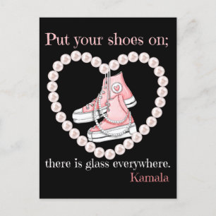 Trek je schoenen aan, er is overal glas in Kamala Feestdagenkaart