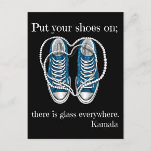 Trek je schoenen aan, overal ligt glas, Kamala Feestdagenkaart