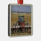 Trekker die een zaadmaïsplanter trekt. metalen ornament (Rechts)