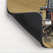 Trekker die een zaadmaïsplanter trekt. muismat (Hoek)