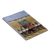 Trekker die een zaadmaïsplanter trekt. notitieboek (Rechterzijde)