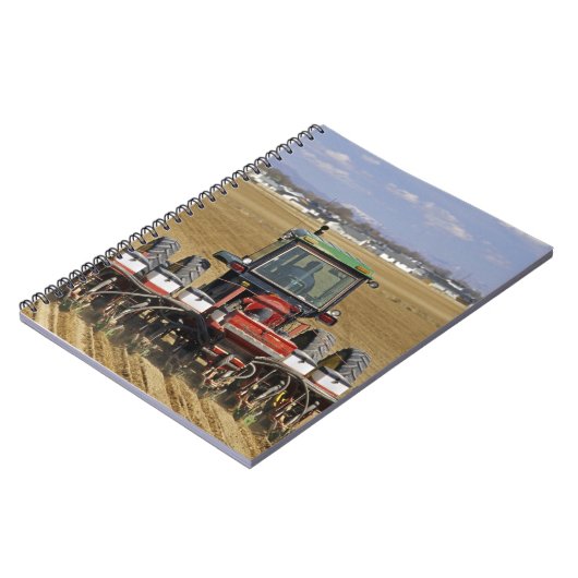 Trekker die een zaadmaïsplanter trekt. notitieboek (Linkerzijde)