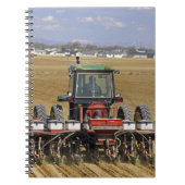 Trekker die een zaadmaïsplanter trekt. notitieboek (Voorkant)