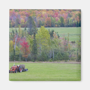 Trekker met hooibaal in groen veld met magneet